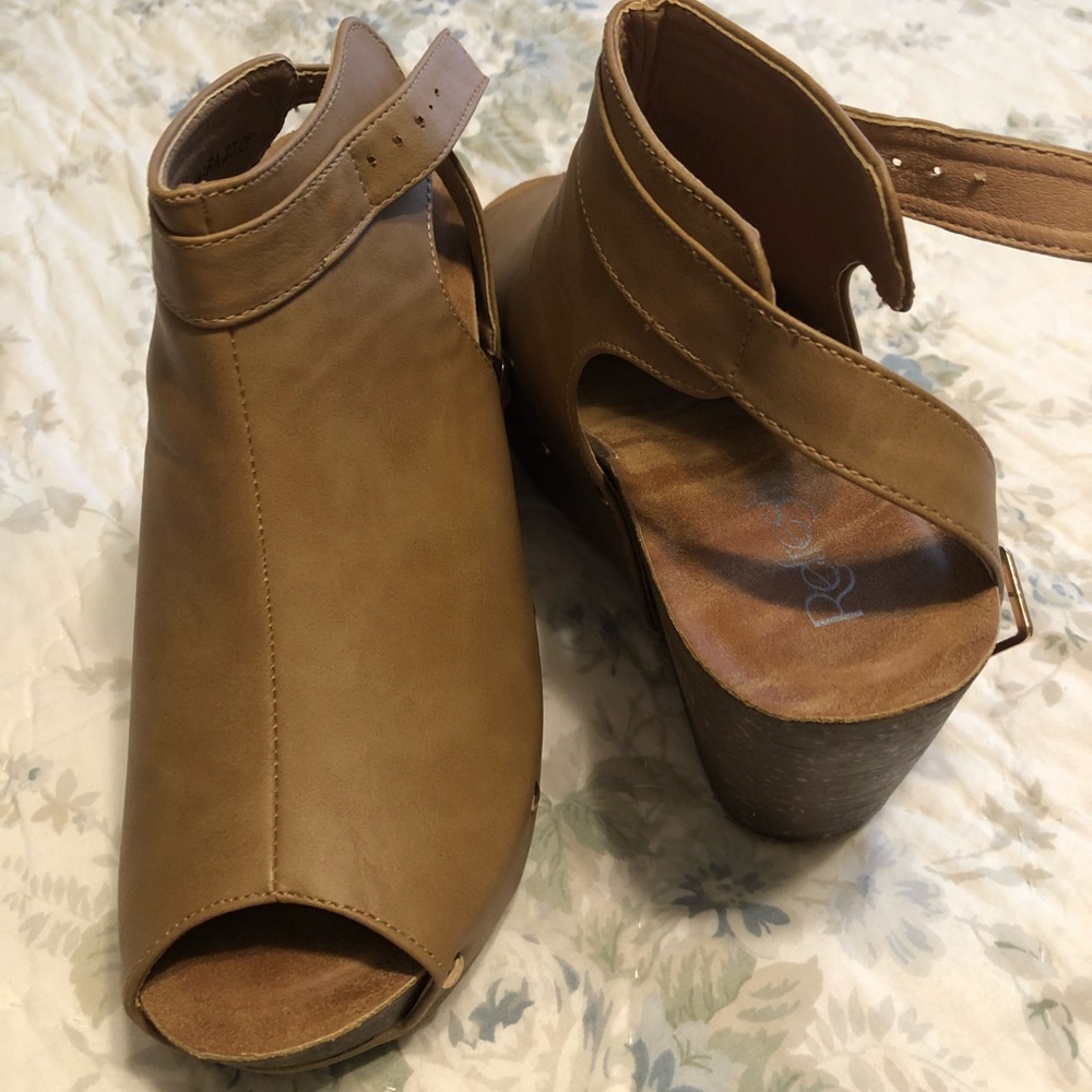 Size 7 NEVER WORN Taupe wedges with gold studs